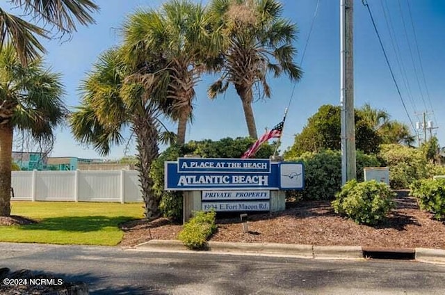 community / neighborhood sign featuring a lawn