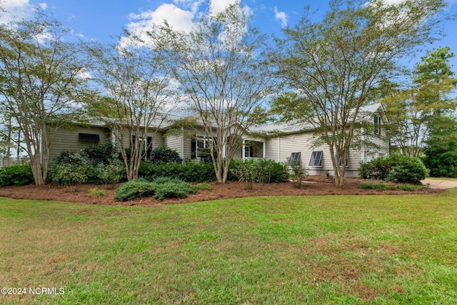 view of front of home featuring a front lawn