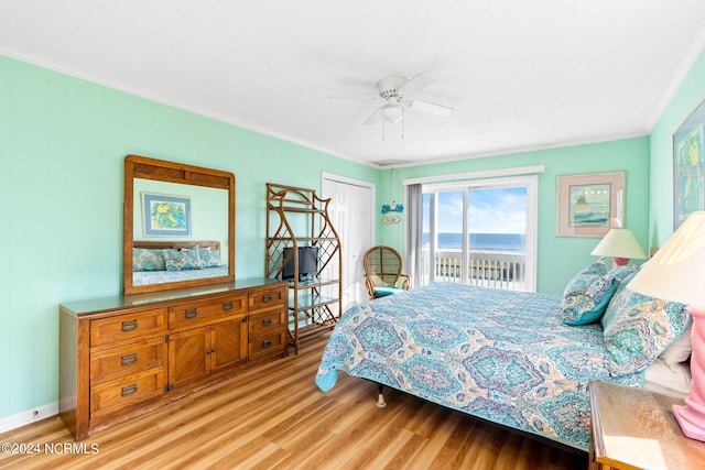 bedroom with ceiling fan, access to exterior, light wood-type flooring, crown molding, and a closet