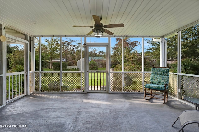 unfurnished sunroom with a healthy amount of sunlight and ceiling fan