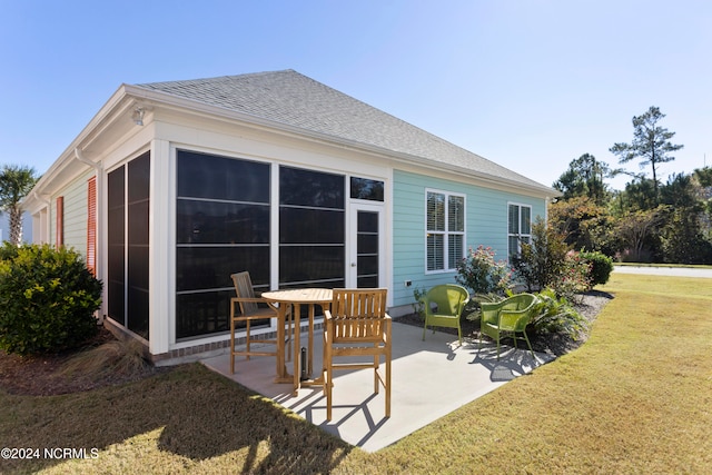 sunroom featuring ceiling fan