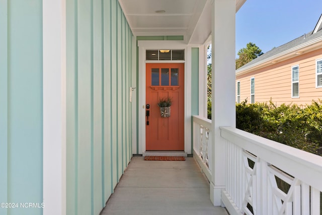 view of front of property with covered porch and a garage