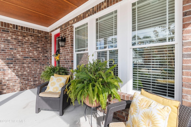 property entrance featuring a porch