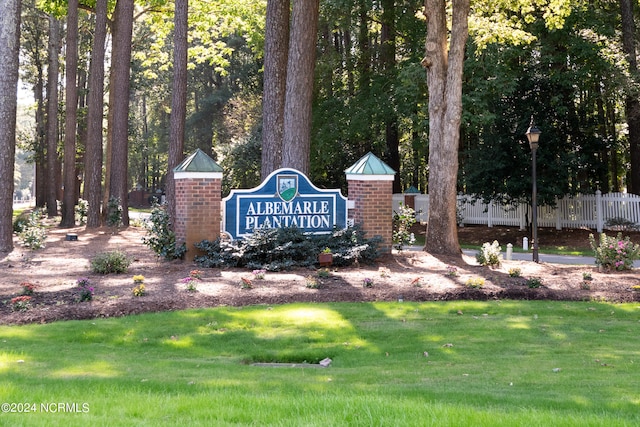 community sign featuring a yard