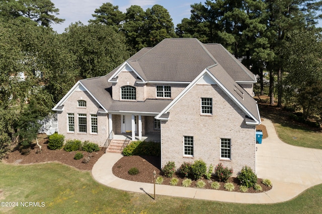 view of front of property featuring a front yard and covered porch