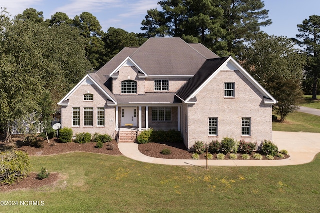 view of front facade featuring a porch and a front lawn