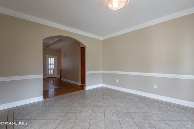 unfurnished room with light hardwood / wood-style flooring and crown molding