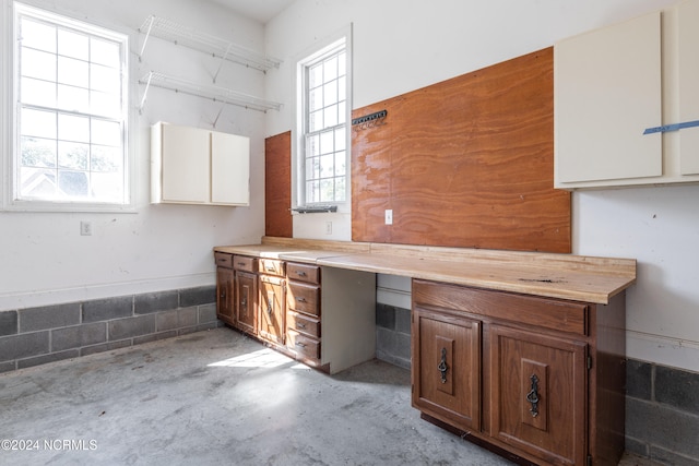 bathroom featuring concrete floors