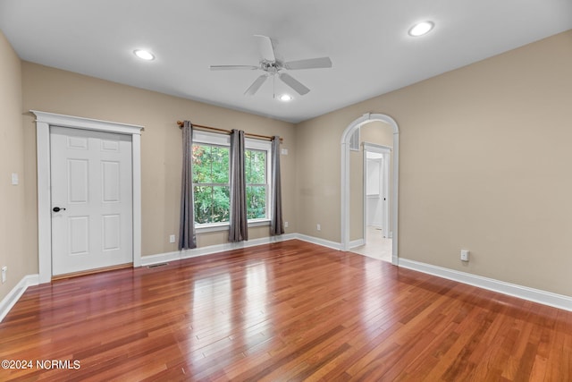 unfurnished room with wood-type flooring and ceiling fan