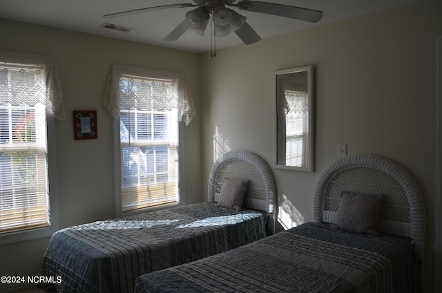 bedroom with ceiling fan