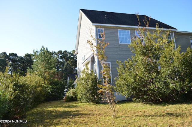 view of side of property featuring a lawn