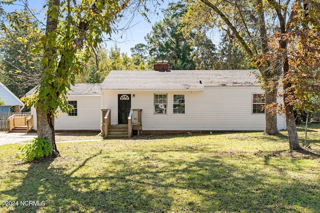 ranch-style house featuring a front lawn