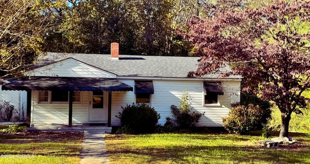 view of front of property featuring a front yard