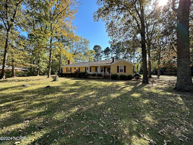 view of front facade with a front yard