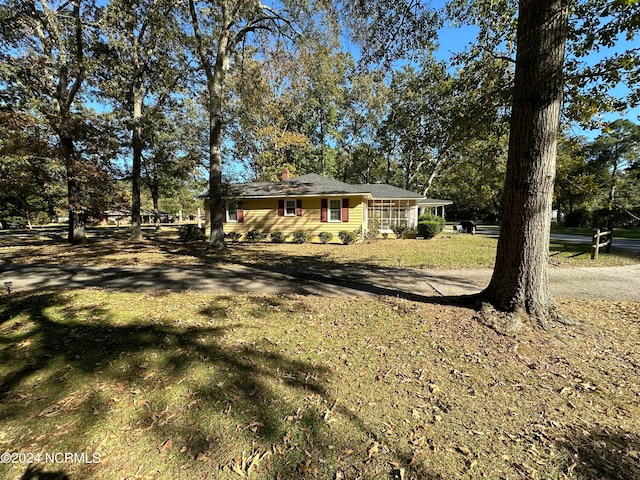 view of front facade with a front yard