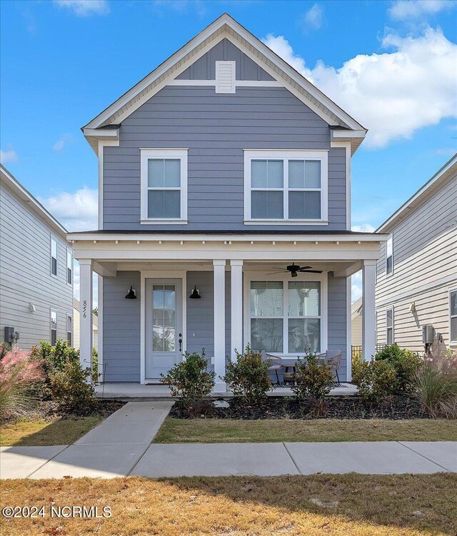 view of front of property featuring a front yard and a porch