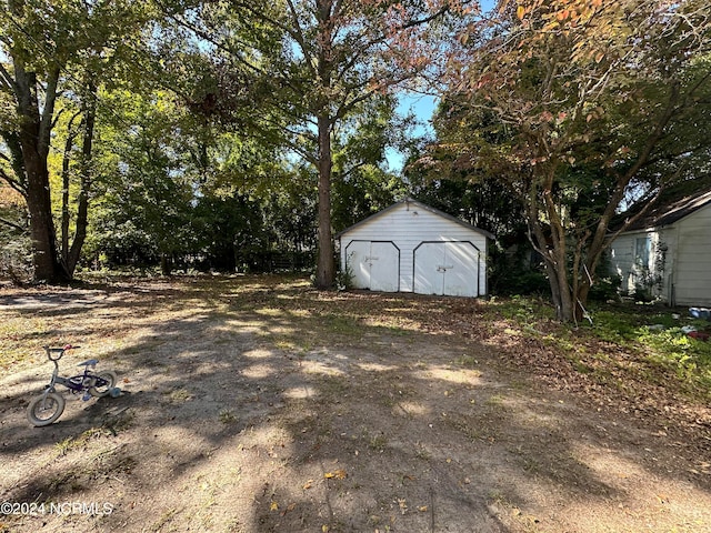 view of yard featuring a storage unit