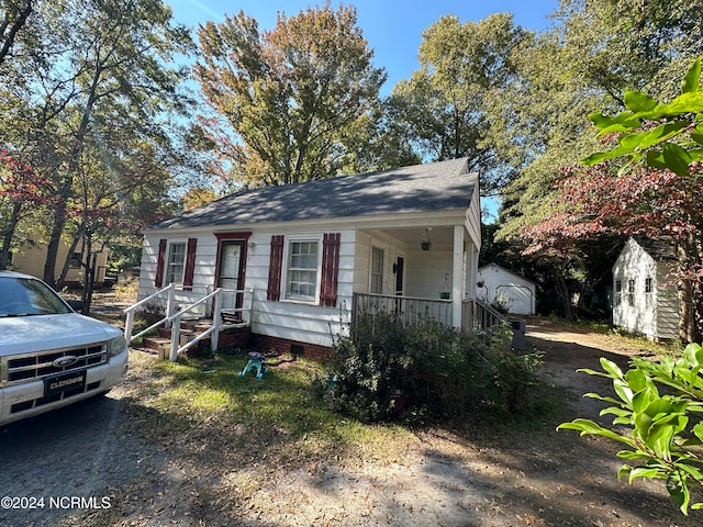 view of front of property featuring covered porch