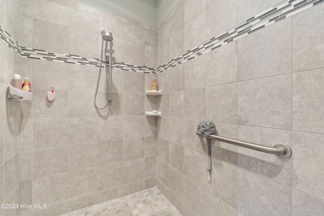 bathroom featuring a tile shower