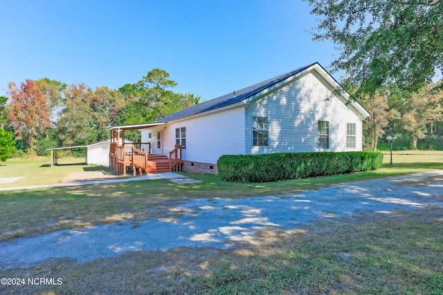 view of front of property featuring a deck and a front yard