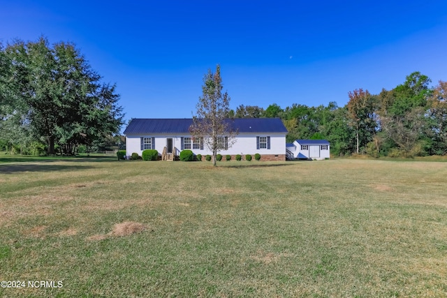 single story home featuring a front lawn