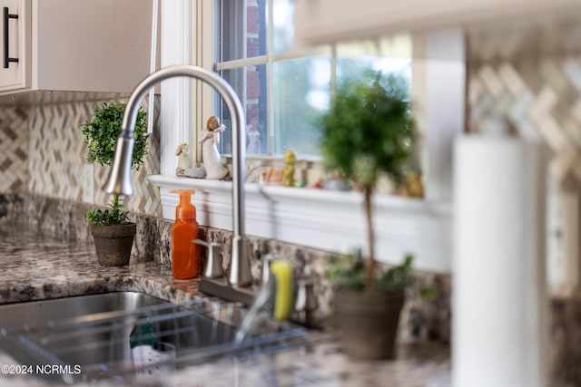 interior details featuring tasteful backsplash