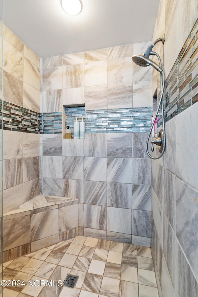 bathroom featuring a tile shower