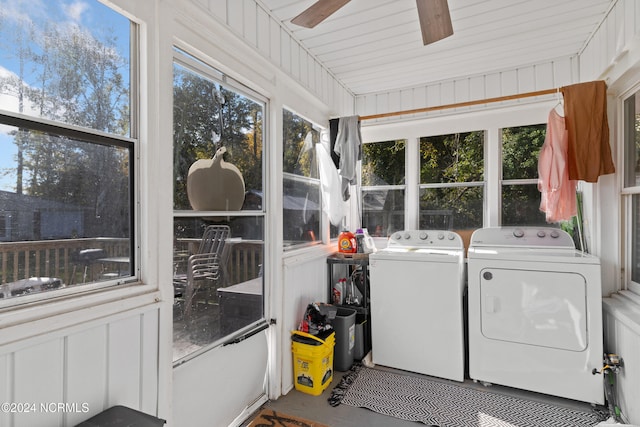 laundry room with washer and clothes dryer and ceiling fan