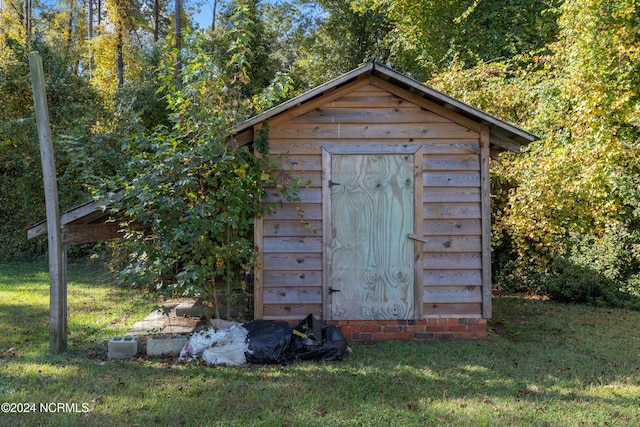 view of outdoor structure with a yard