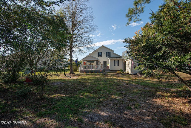 view of front of home featuring a front yard