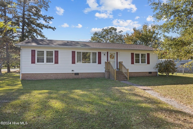 view of front of home featuring a front lawn