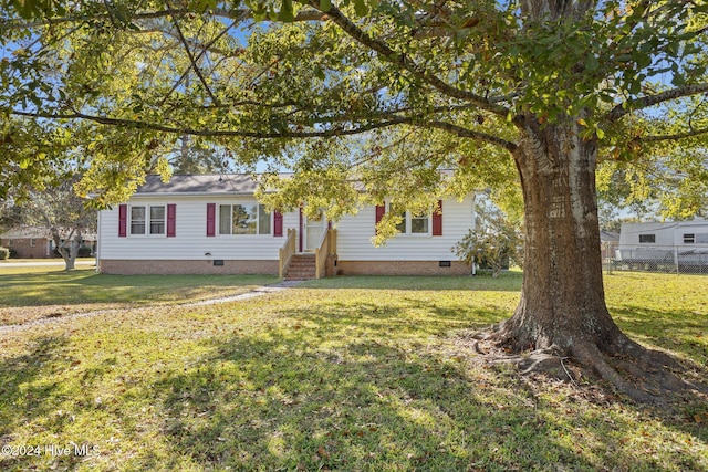 view of front of house featuring a front lawn