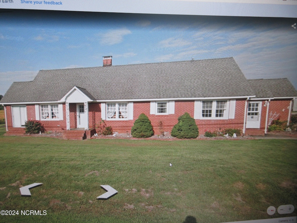 view of front of house with a front yard