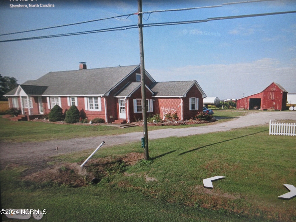 ranch-style home with a front yard