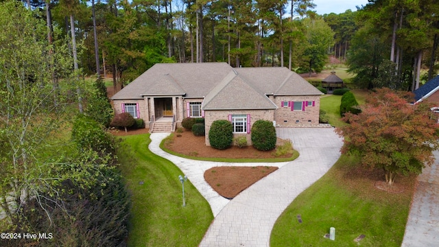 view of front facade featuring a front lawn