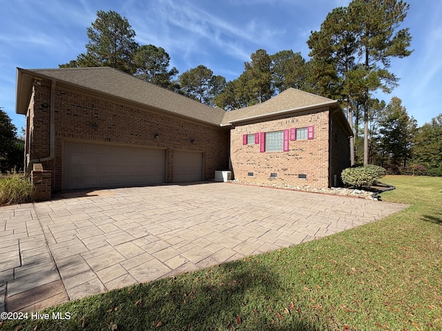 view of front of home featuring a garage and a front yard