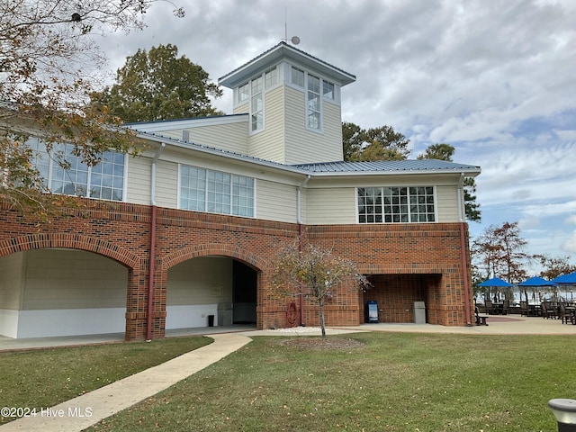 view of front of home featuring a front lawn and brick siding