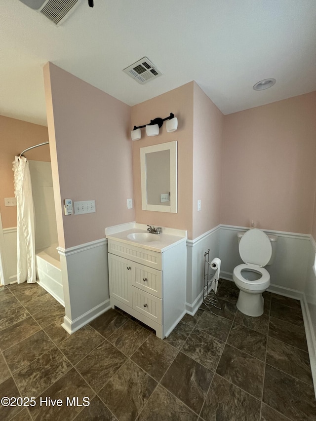 full bathroom with shower / bath combo with shower curtain, vanity, and toilet