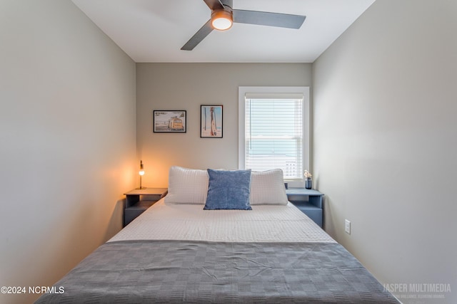 bedroom featuring ceiling fan