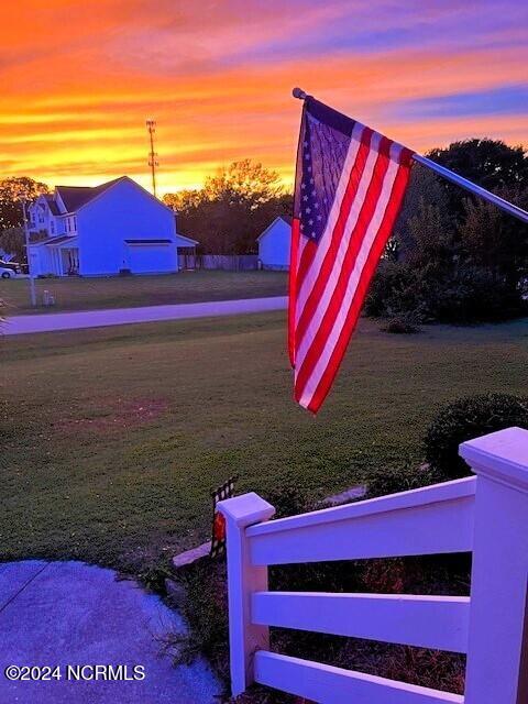 view of yard at dusk