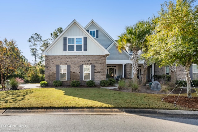 craftsman-style house featuring a front yard