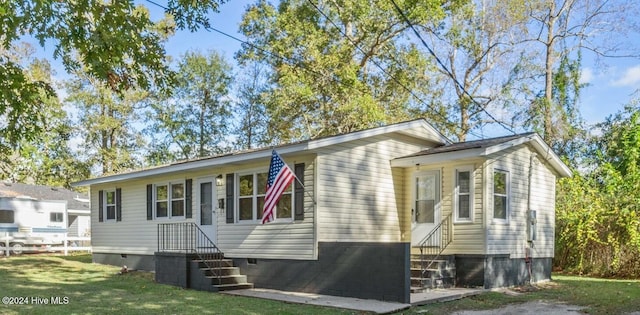 view of front of property featuring a front lawn