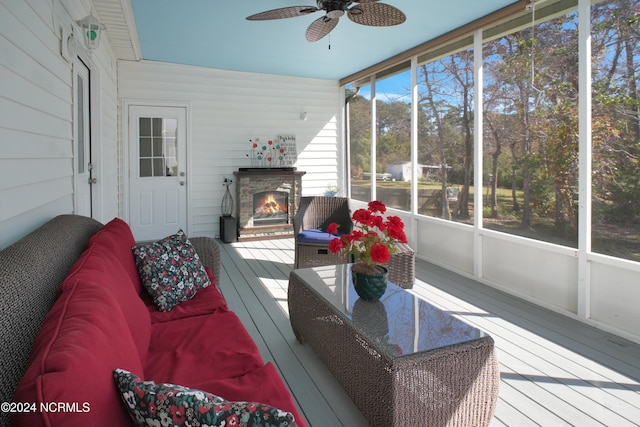 sunroom with ceiling fan