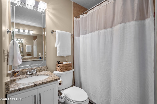 full bathroom featuring toilet, curtained shower, and vanity