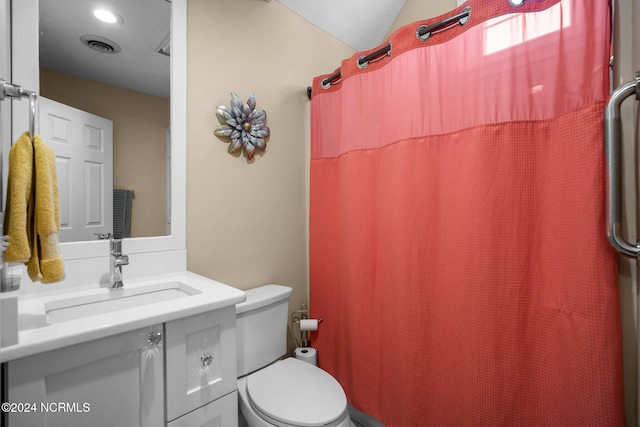 full bathroom with toilet, curtained shower, visible vents, and vanity