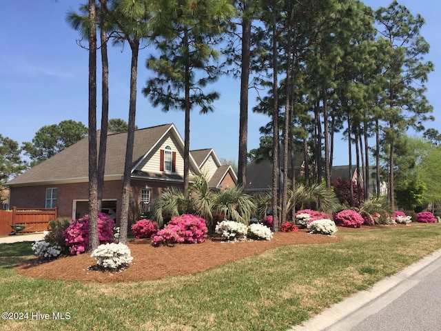 view of front of property with a front yard