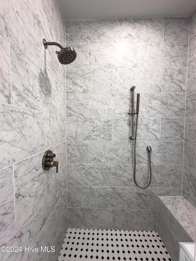 bathroom featuring a tile shower