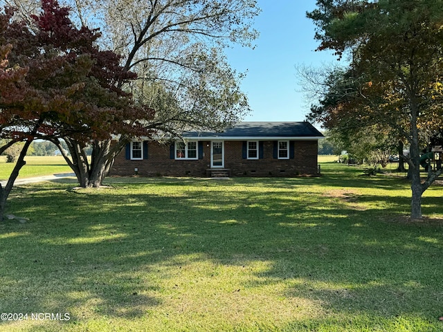 ranch-style house featuring a front lawn