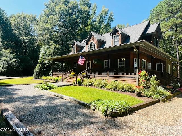 country-style home with a porch and a front lawn