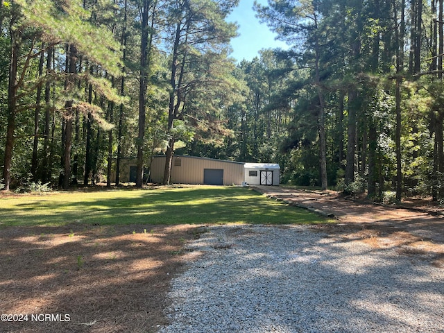 view of yard with an outbuilding